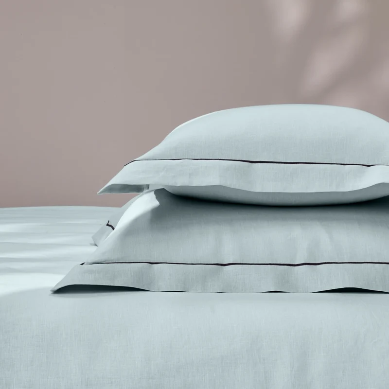 Par de fundas de almohada con bordes planos y bordado bourdon en lino azul glaciar