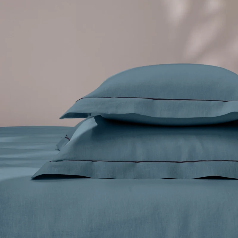 Par de fundas de almohada con bordes planos y bordado bourdon en lino azul francês