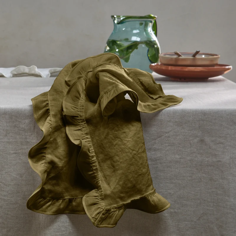 Servilletas de mesa con volantes de lino lavado en verde oliva