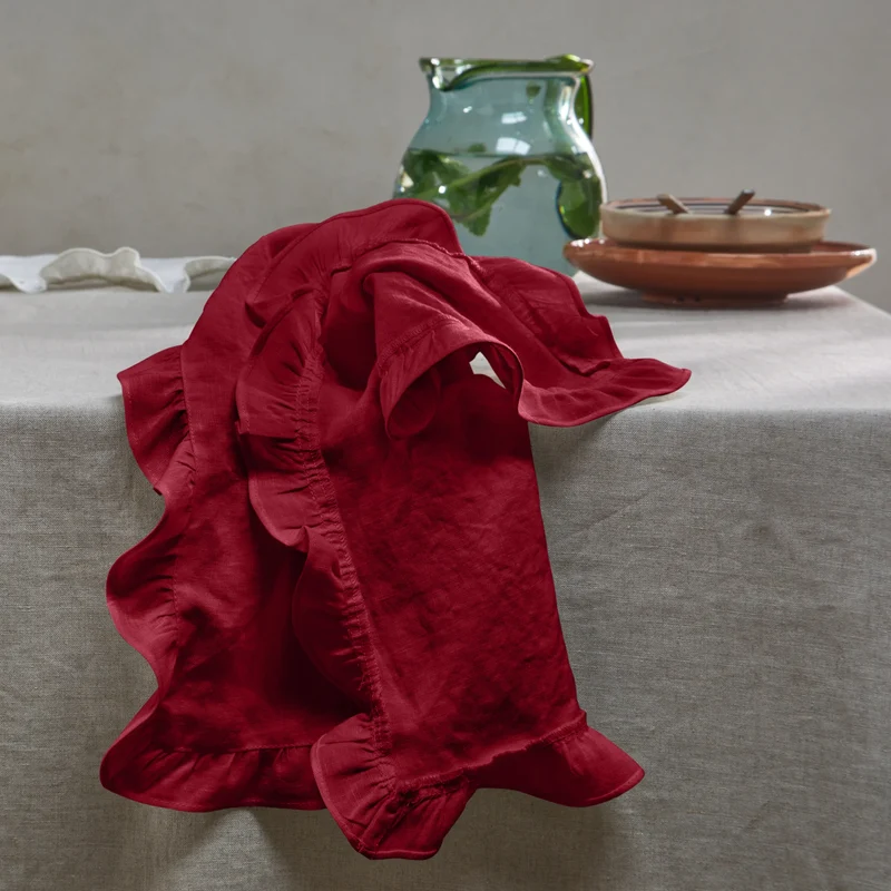 Servilletas de mesa con volantes de lino lavado en burdeos
