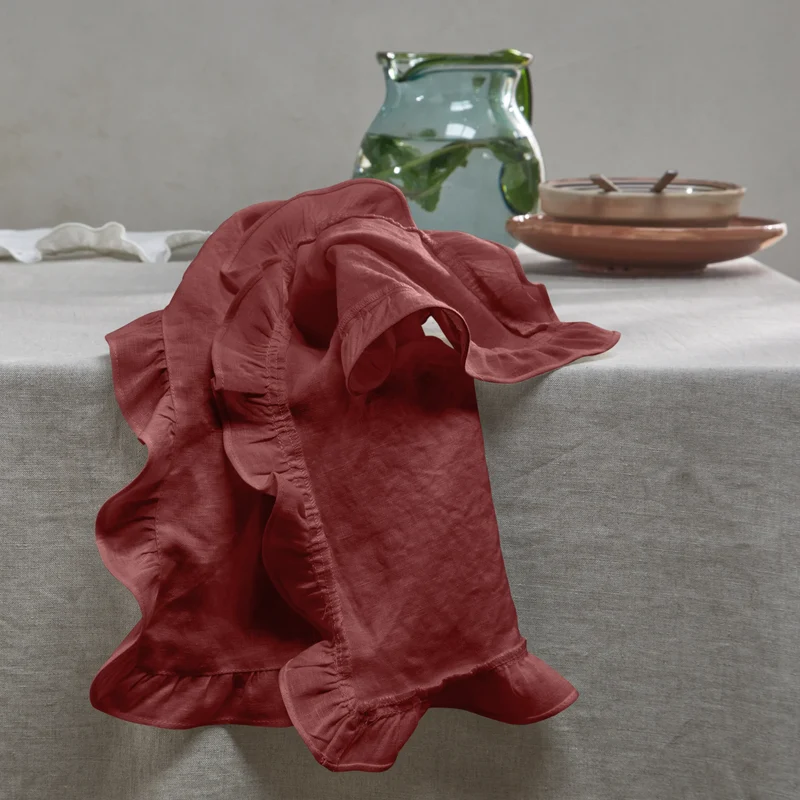 Servilletas de mesa con volantes de lino lavado en rojo ladrillo