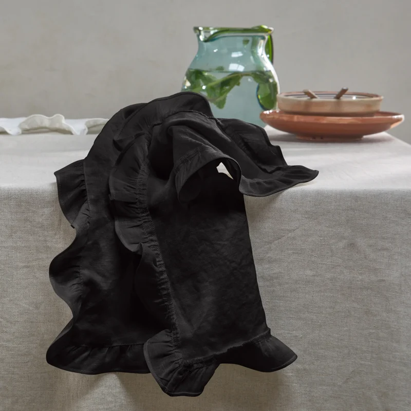 Servilletas de mesa con volantes de lino lavado en tinta negra