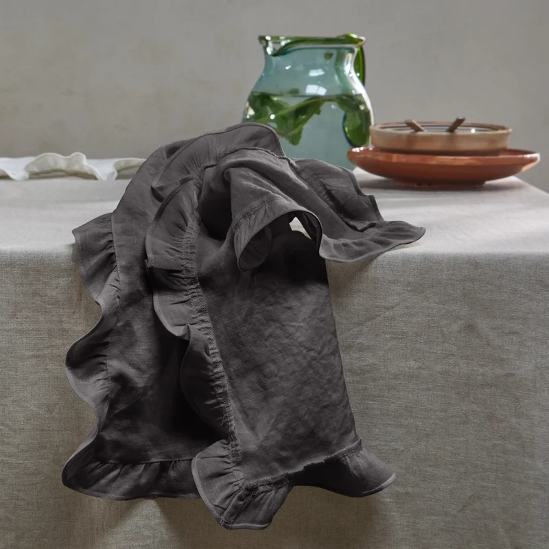 Servilletas de mesa con volantes de lino lavado en gris plomo