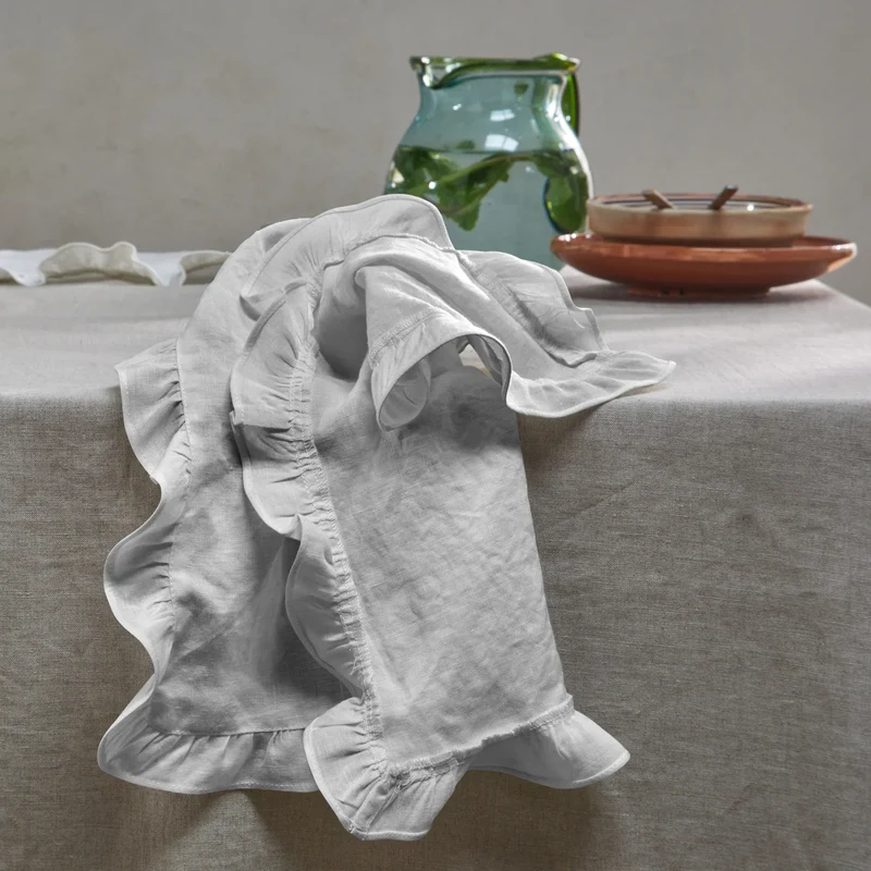 Servilletas de mesa con volantes de lino lavado en gris mineral