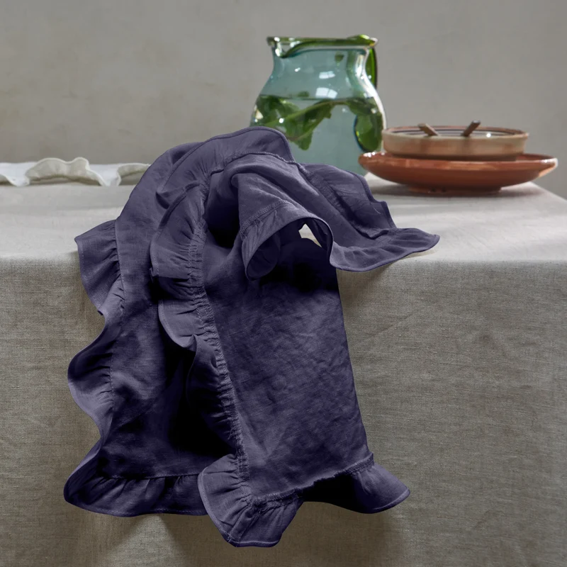 Servilletas de mesa con volantes de lino lavado en azul noche