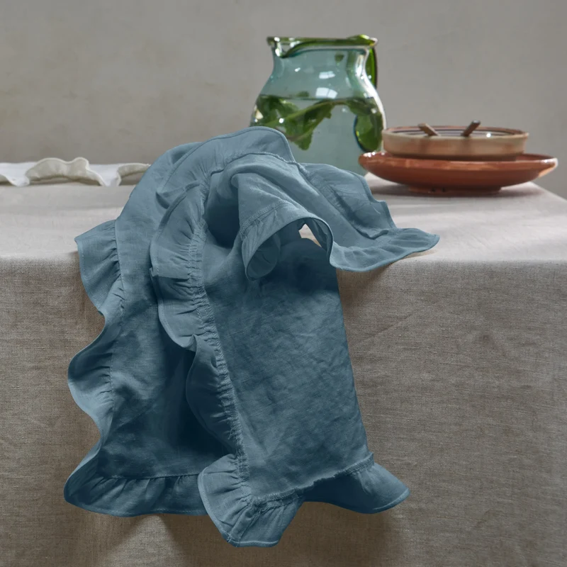 Servilletas de mesa con volantes de lino lavado en azul francés