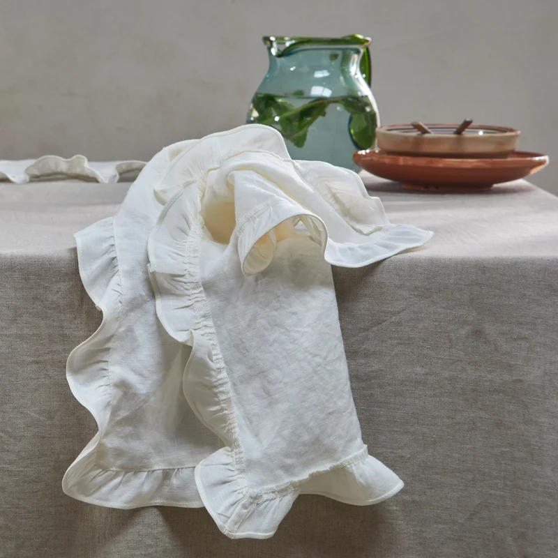 Servilletas de mesa con volantes de lino lavado en marfil